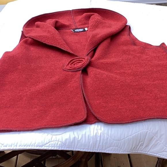 Granny core for Fall. Lovely rust vest with a rosette front clasp. Cowl neck. - Picture 7 of 12